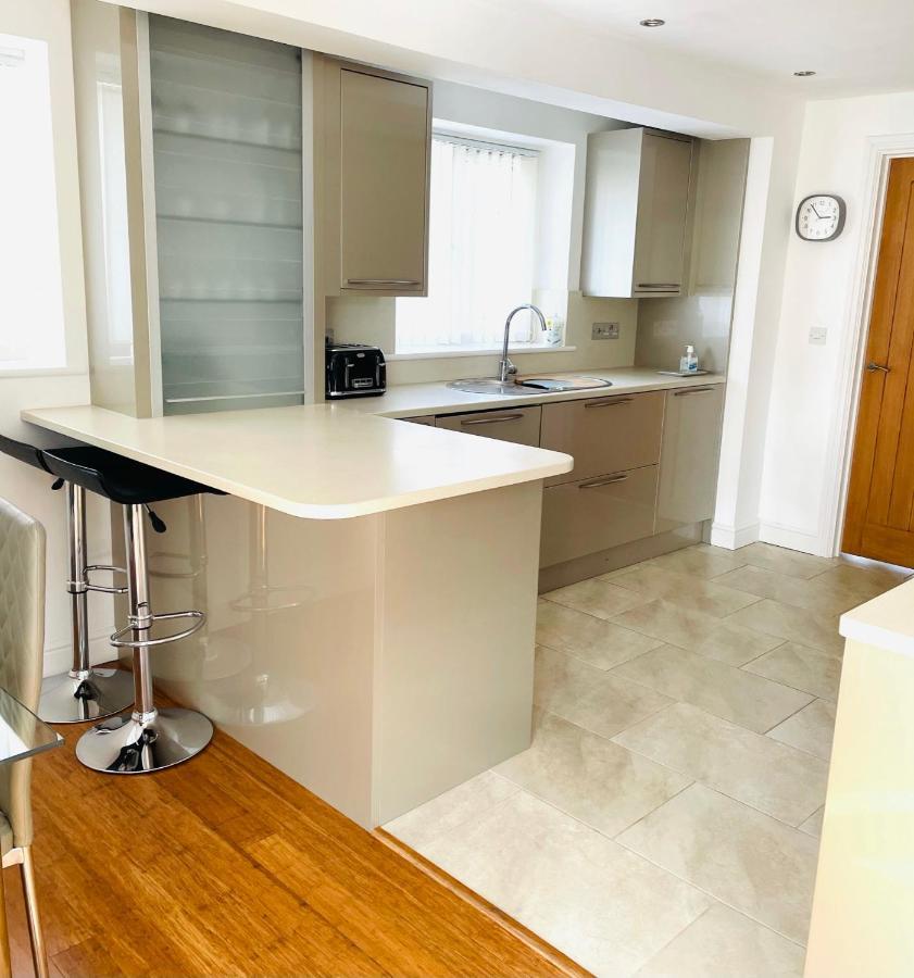 Sunny Corner, Padstow. Spacious 3 Bedrooms, 2.5 Bathrooms, Parking, Garden. Luaran gambar
