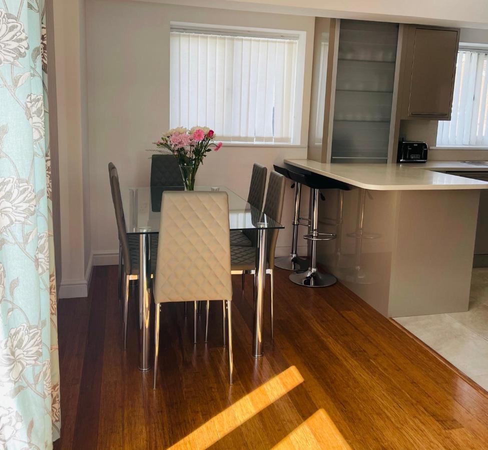 Sunny Corner, Padstow. Spacious 3 Bedrooms, 2.5 Bathrooms, Parking, Garden. Luaran gambar